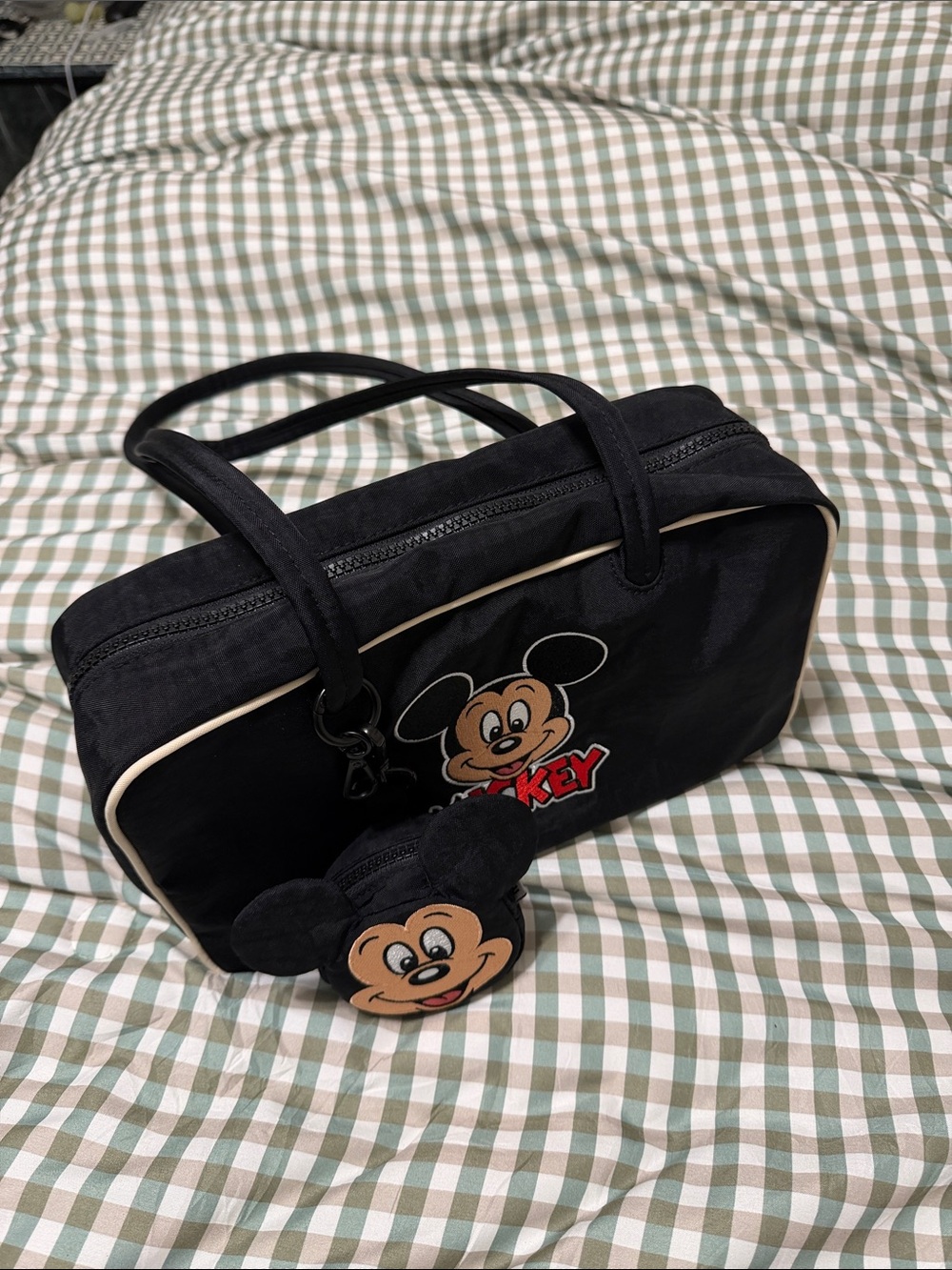 BAGGU Black Mickey Shoulder Bag with Cream Trim and Red Logo - Picture 2 of 3
